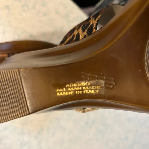 Italian Shoemakers Brown and Black Sandals for Effortless Elegance - Picture 7 of 8